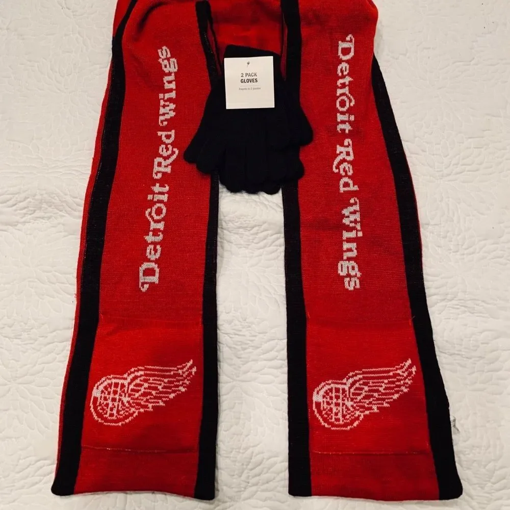 Red Wings Hooded scarf NWT